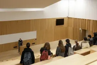 Etudiants visitant le centre La Chapelle